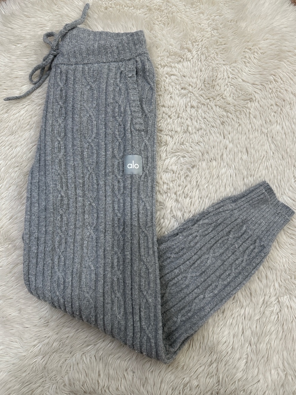 ALO Yoga Cable knit Winter Bliss hoodie & Bliss Pant Matching Set - Picture 11 of 16